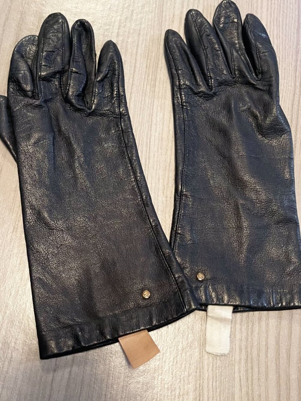 Vintage Aris Isotoner Women's Black Leather Driving Gloves Silk Lined Size 7 - Picture 3 of 8